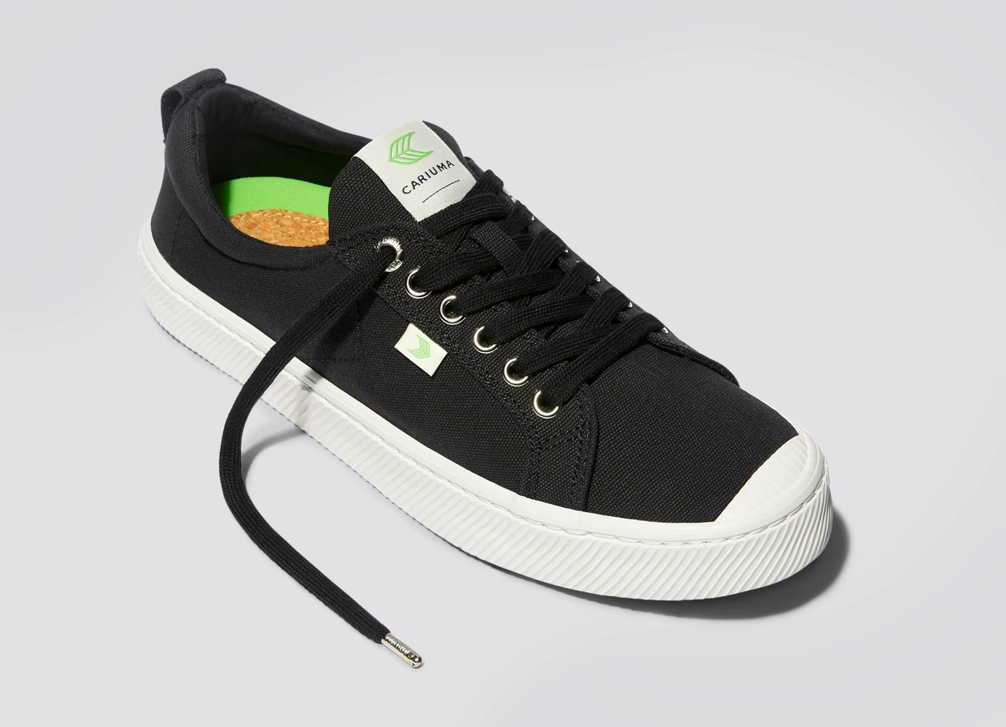 Cariuma Oca Low Black Canvas